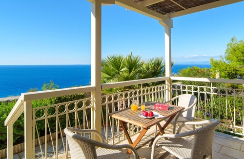 Agios Nikitas Villa | Cosy Villa with Sea-and-Mountain Views near Agios Nikitas
