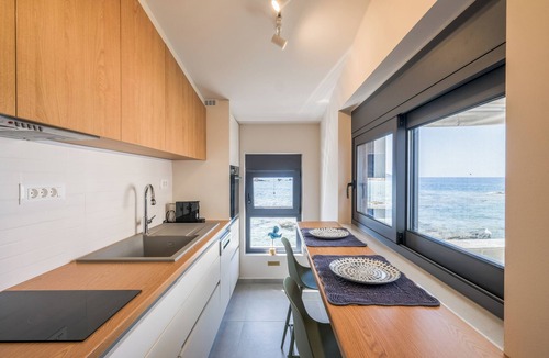 Kato Galatas House | Couple’s Paradise: Next to Soothing Waves
