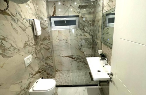Tirana Hotel | Cozy 1-bedroom hotel in awesome Tiranë with AC