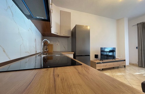 Golem Apartment | Cozy 2-bedroom Beachfront apartment Golemi with AC