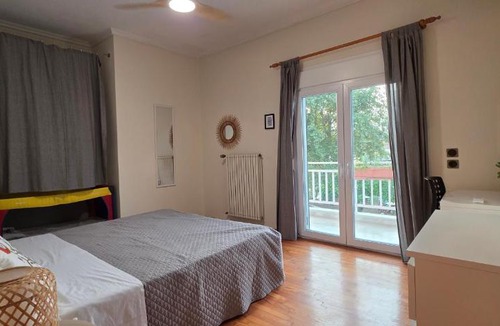 Livadhia Apartment | Cozy 3 Bedroom Apt