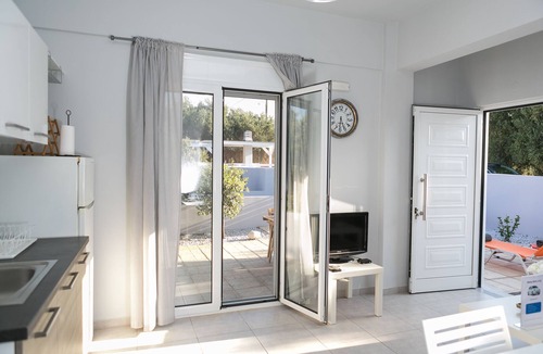 Kato Gouves House | Cozy Apt Near the Sea with Private Yard & Parking