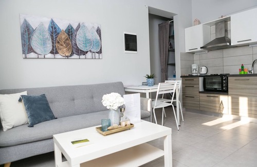 Kato Gouves House | Cozy Apt Near the Sea with Private Yard & Parking