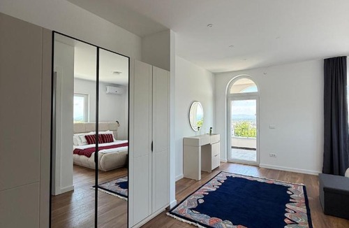 Pejë Villa | Cozy Hillside Home - Gated & Scenic