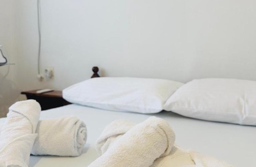 Delvine House | Cozy Village Guesthouse