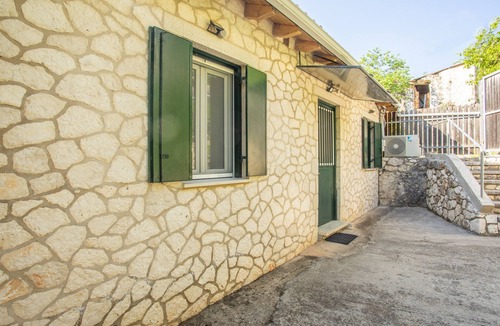 Marantochori House | Cozy Village House in Marantochori with Stunning Hill Views