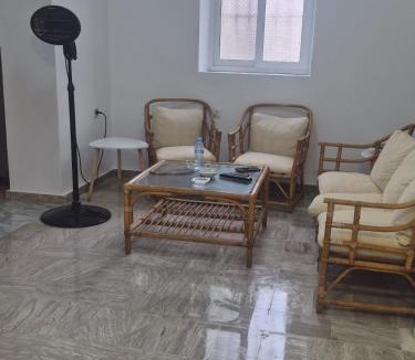 Mbrostar-Urë Hostel | Crossroadshostel Fier