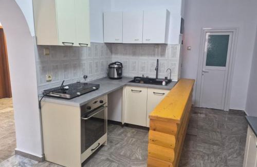 Mbrostar-Urë Hostel | Crossroadshostel Fier