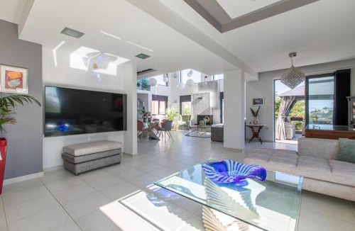 Daratsos Villa | Crystal Waves lux villa-Homeleader