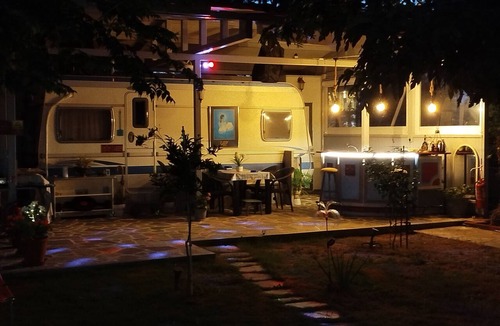 Nea Potidaia House | DamAnda_mare/Camper 2. Vintage 2-bedroom caravan in a peaceful area of Portes