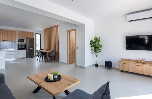 Petaloudes House | "Davlakos Villa Eve" by Interhome
