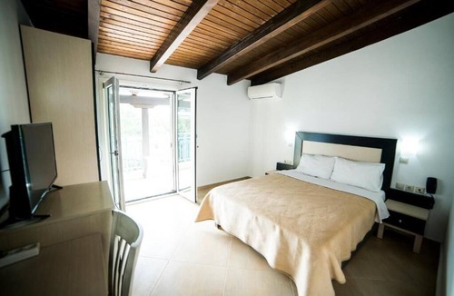 Kamena Vourla Hotel | DELLIS