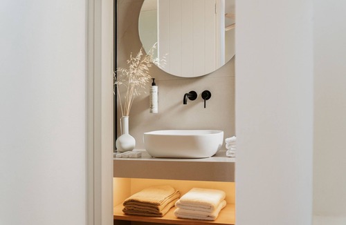 Psathi House | Deluxe Suite with Shared Pool and Seaview