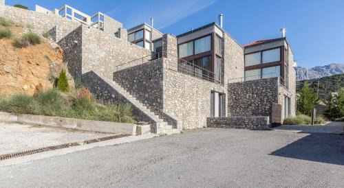 Arachova Villa | Deluxe Villa by White Hills Outdoor Hot Tub