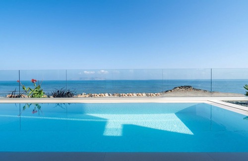 Gournai House | Dias Blaue Villa by Interhome