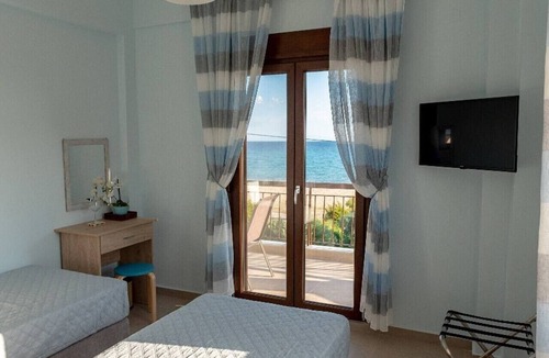 Nea Moudania Apartment | Dimi Seafront Αpartment by Rentals Pro