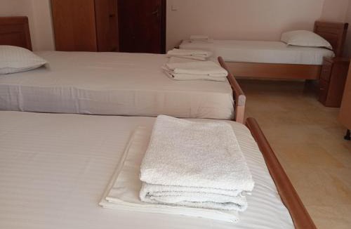 Kamena Vourla House | Dimitra Pentaliou Rooms