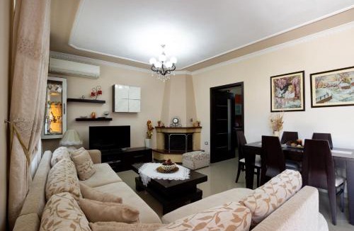 Gjirokaster Villa | Doel's Villa - Spacious Private House with Garden & Views in Gjirokastër