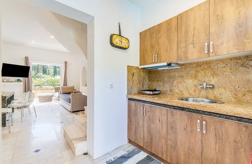 Agios Gordios Apartment | Doliva Erietta Apartment with Private Pool, Mountain View, Wi-Fi & Air Conditioning