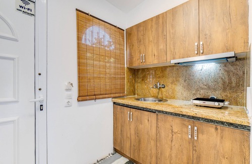 Agios Gordios Apartment | Doliva John Apartment with Private Jacuzzi, Mountain View and Air Conditioning