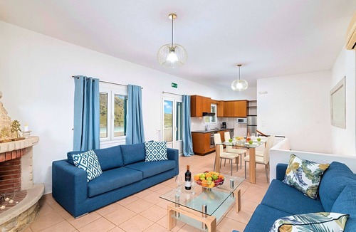Kavallos House | Du Lac Alpha Villa Privater Pool by Interhome