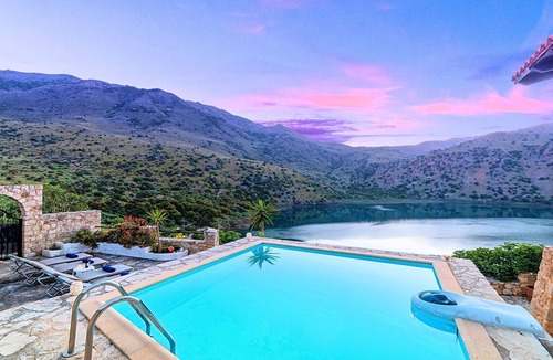 Kavallos House | Du Lac Alpha Villa Privater Pool by Interhome