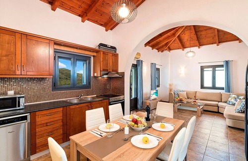 Kavallos House | Du Lac Omega Villa Privater Pool by Interhome