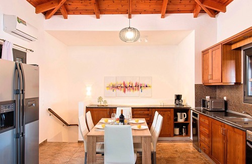 Kavallos House | Du Lac Omega Villa Privater Pool by Interhome