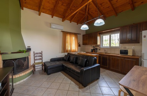 Gythio Villa | Ελιά/Olive near to sea with heating pool
