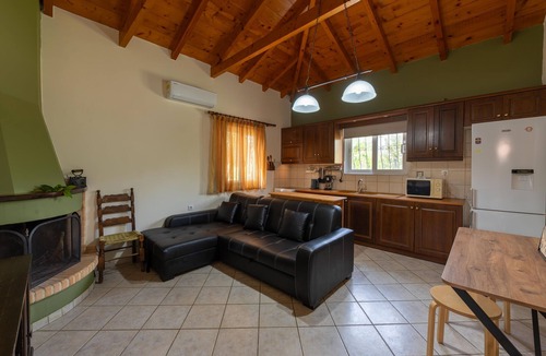 Gythio Villa | Ελιά/Olive near to sea with heating pool