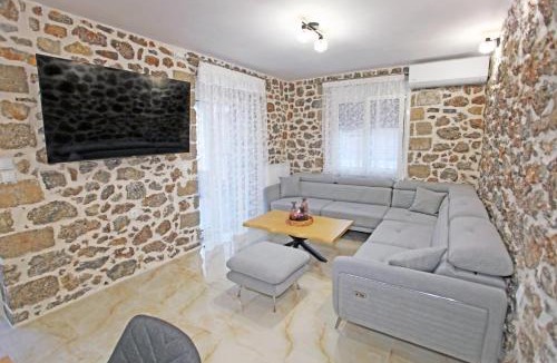 Litochoro Apartment | Elysian Stone Apartment II