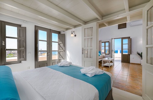 Kamari Hotel | En Plo Boutique Suites