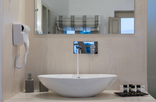 Kamari Hotel | En Plo Boutique Suites