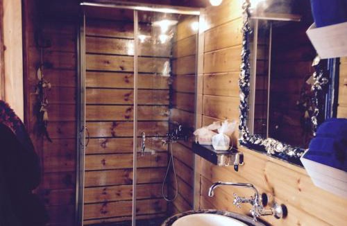 Kalymnos Ski Chalet | Endeavour Beach luxury Holiday Cabin