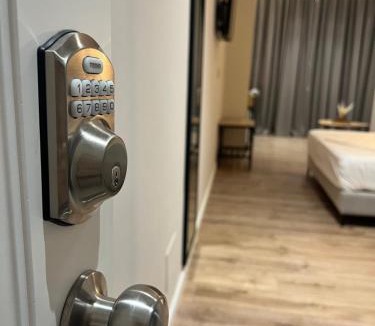 Blloku Hotel | Enzo Rooms -Central Blloku