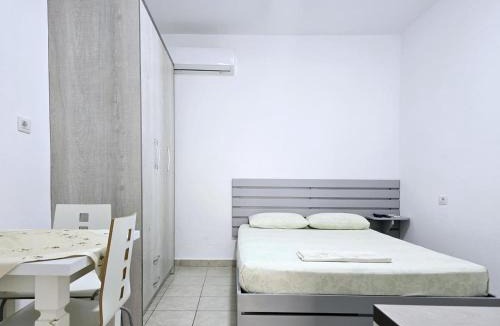 Himare Apartment | Eric Room