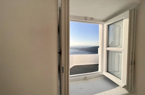 Imerovigli Hotel | Esmi Suites Santorini 01