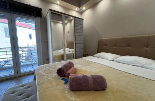 Drama Apartment | Estia Alternative Apartment