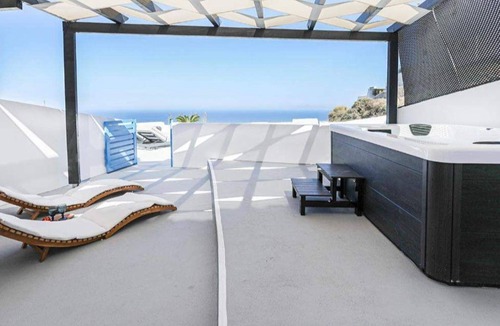 Fira Villa | Eva's Suite with with Jacuzzi and Sea view.