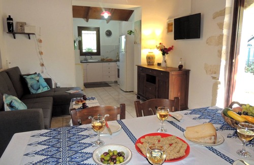 Apokoronas Villa | Excellent Value, 2 bedrooms & private pool. Armeni, 1.5kms from Kalyves beach.