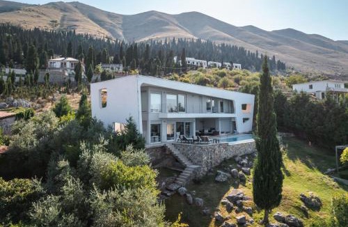 Shkoder Villa | Exclusive Lake Villa by PikHost