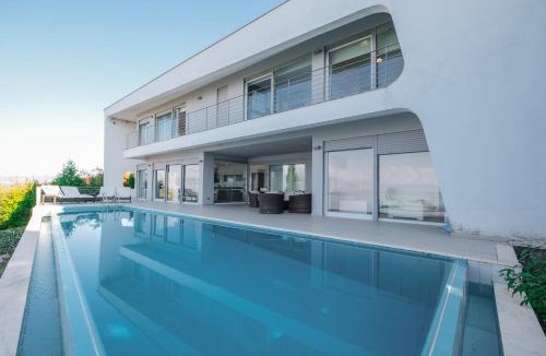 Shkoder Villa | Exclusive Lake Villa by PikHost