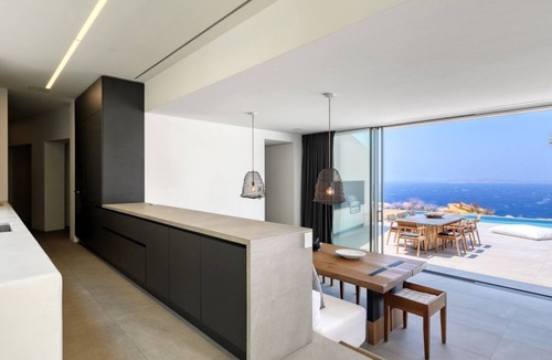 Agios Stefanos Villa | Exclusive Villa Overlooking Agios Stefanos Bay