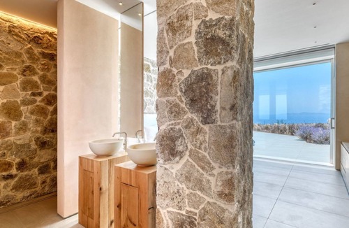 Agios Stefanos Villa | Exclusive Villa Overlooking Agios Stefanos Bay