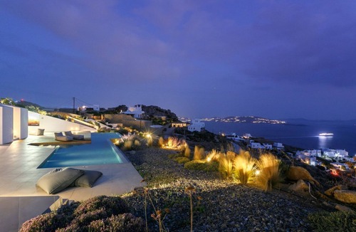 Agios Stefanos Villa | Exclusive Villa Overlooking Agios Stefanos Bay