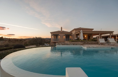 Kilada Villa | EXQUISITE SEAFRONT VILLA EMERALD WITH PRIVATE INFINITY POOL ON THE SHORE