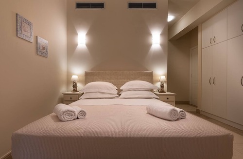 Kilada Villa | EXQUISITE SEAFRONT VILLA EMERALD WITH PRIVATE INFINITY POOL ON THE SHORE