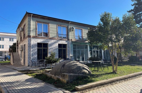 Erseke Apartment | Fabulous 4-bedroom apartment with AC in charming Ersekë