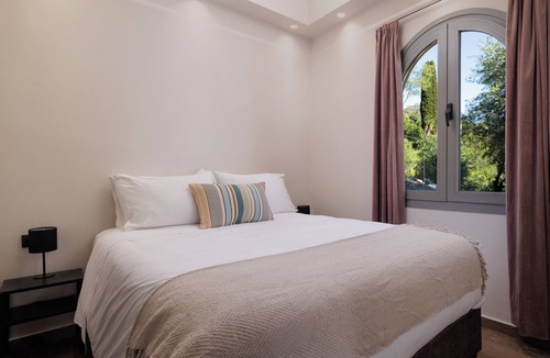 Dafnata Hotel | Family Room with Sea View & Communal Pool
