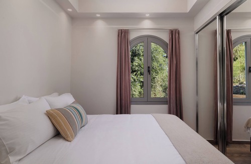 Dafnata Hotel | Family Room with Sea View & Communal Pool
